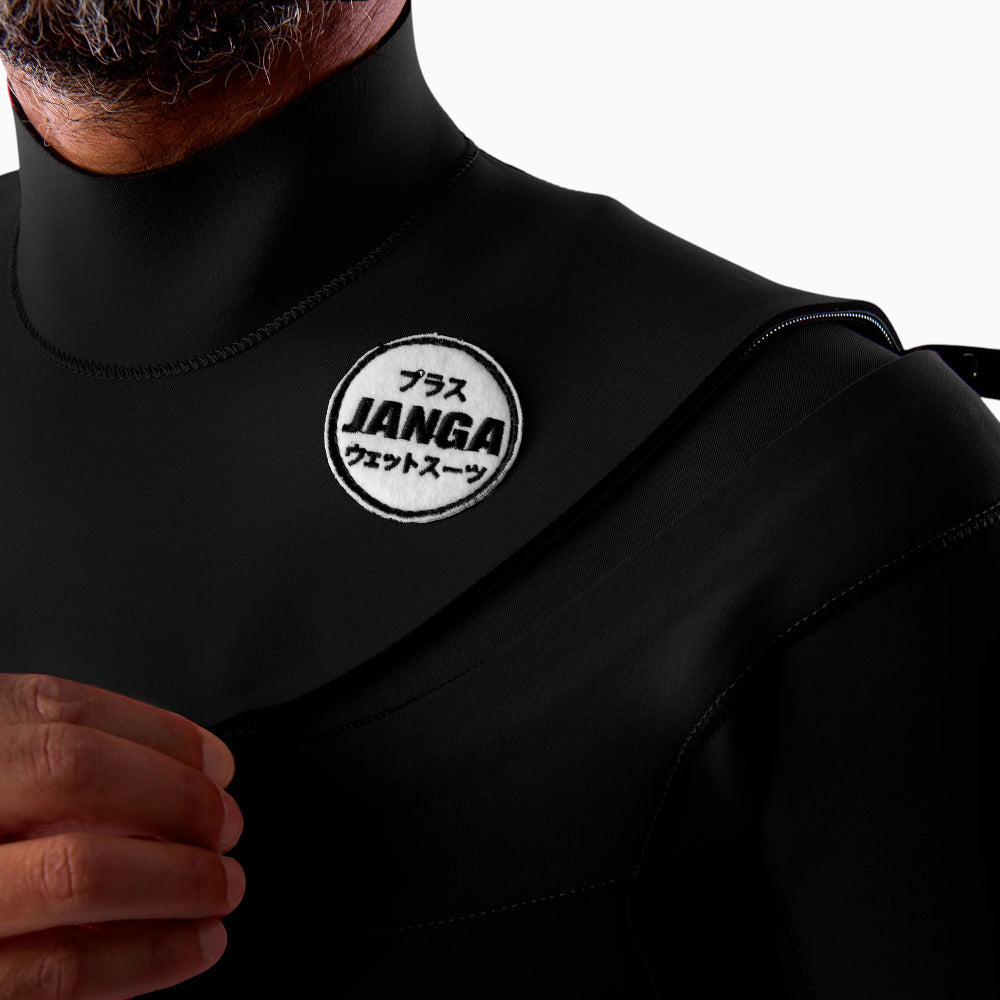 Surfer wearing JANGA PRO Fullsuit 4/3mm black - zoom on zip