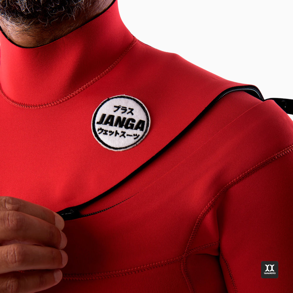 Surfer wearing JANGA PRO Fullsuit 4/3mm red - zoom on zip